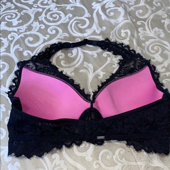 Black Lace Bralette with Scalloped Edges and Stretchy Fabric - Picture 5 of 7